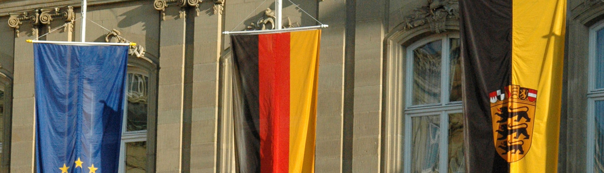 Beflaggung vor dem Neuen Schloss in Stuttgart