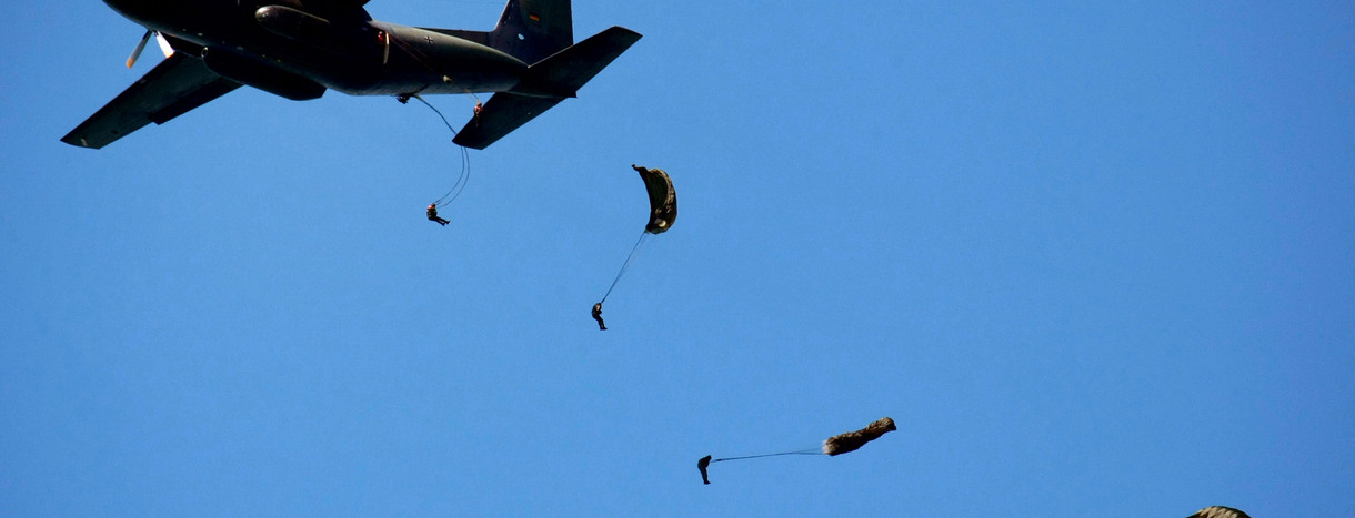 Bundeswehrsoldaten springen mit dem Fallschirm aus einer C-160 Transall.