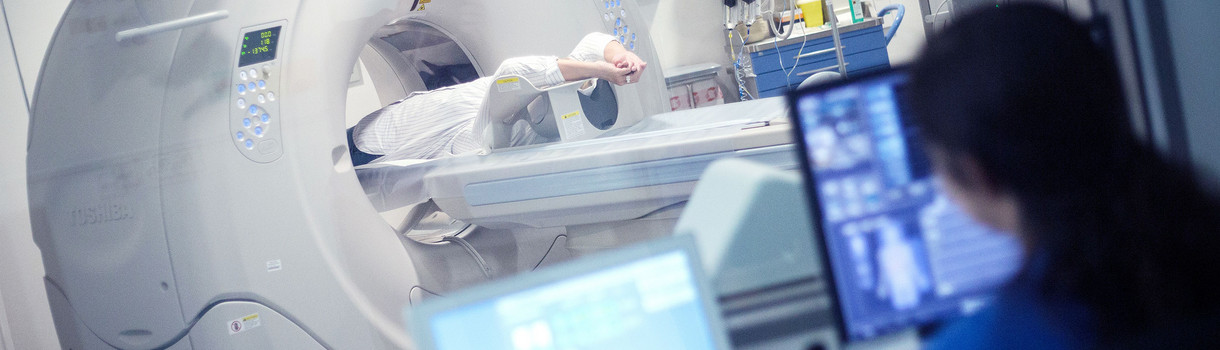 Eine Patientin wird in einem Krankenhaus in Stuttgart in einem Computertomographen (CT) untersucht (Bild: © dpa)