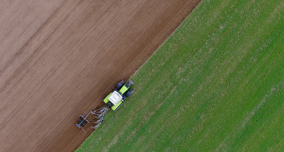 Ein Landwirt pflügt ein Feld. Luftaufnahme mit einer Drohne. (Foto: Patrick Pleul / dpa)
