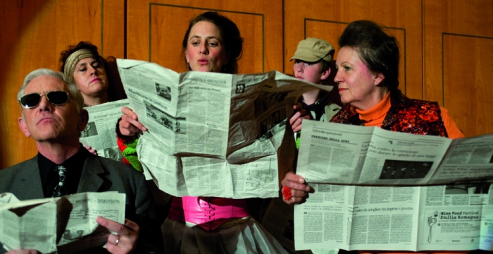 Zeitung lesende Darsteller in einer Szene des Theaterstücks „Bürgerbeteiligung – Ein Lustspiel“
