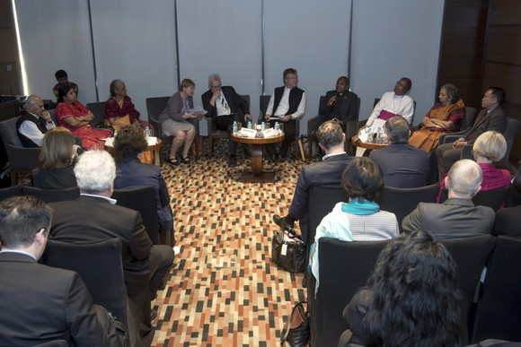 Ministerpräsident Winfried Kretschmann (M.) bei einem Religionspolitischen Dialog in Pune
