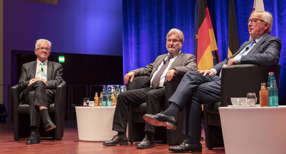v.l.n.r.: Ministerpräsident Winfried Kretschmann, Moderator Thomas Hauser und EU-Kommissionspräsident Jean-Claude Juncker beim EU-Bürgerdialog (Bild: Karl-Heinz Raach)