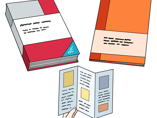 Zwei Bücher oben und ein Faltblatt unten