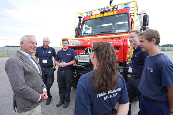 Minister Thomas Strobl (l.) dankt Helfern beim Helferempfang 2022 auf dem Hockenheimring