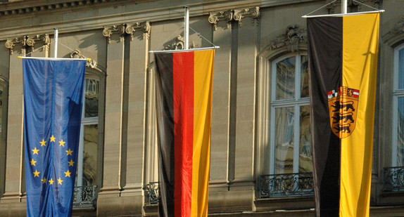 Beflaggung vor dem Neuen Schloss in Stuttgart