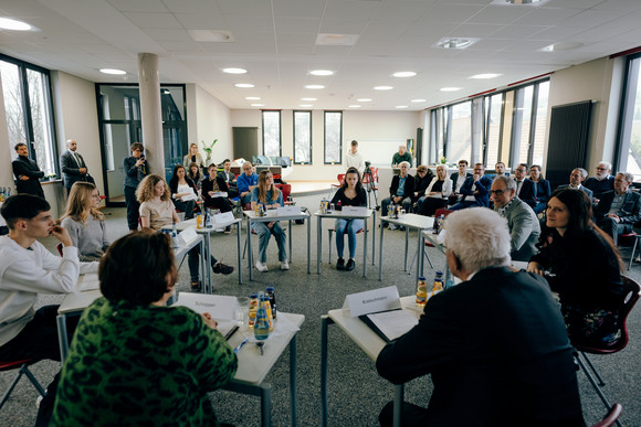 Gesprächsrunde mit Ministerpräsident Winfried Kretschmann (vorne rechts) und Kultusministerin Theresa Schopper (vorne links)