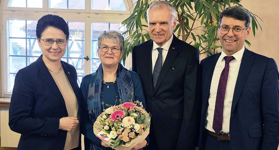 von links nach rechts: Justizministerin Marion Gentges, Sabine Gwarys, Adam Michel (Vorstand AMSEL) und der Bürgermeister der Stadt Ettenheim, Bruno Metz
