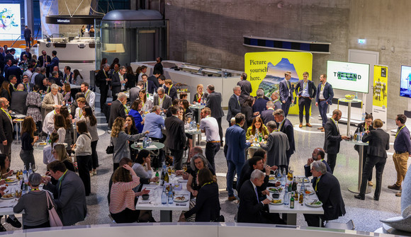 Teilnehmer im Mercedes-Benz Museum