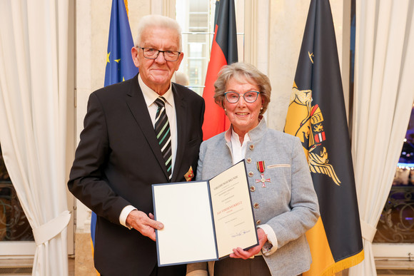 Ministerpräsident Winfried Kretschmann (links) und Roswitha Ruh (rechts)