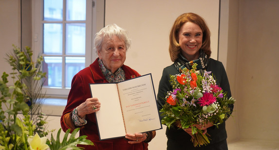 Ingrid Noll mit Bundesverdienstkreuz und Petra Olschowski (Wissenschaftsministerin BW)