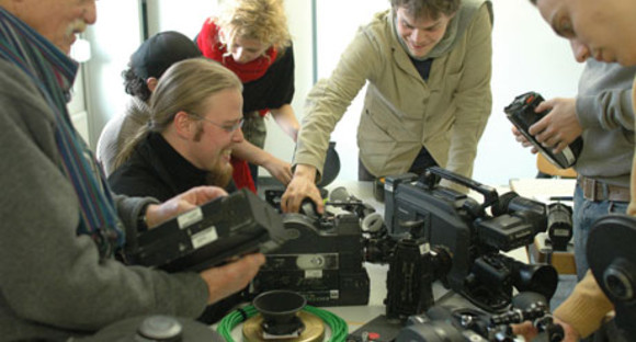 Studenten der Filmakademie Baden-Württemberg mit verschiedenen Kameras. (Bild: Filmakademie BW)