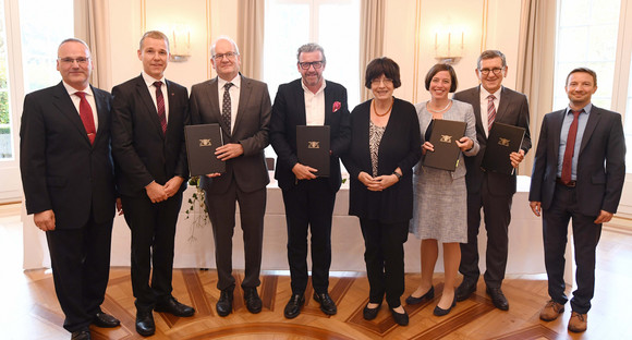 v.l.n.r.: Prof. Dr. Paul-Stefan Roß (Programmverantwortlicher ISoG an der Dualen Hochschule Baden-Württemberg), Dr. Wolf Dieter Heinbach (Kanzler der Dualen Hochschule Baden-Württemberg), Clemens Benz (Abteilungsleiter im Wissenschaftsministerium Baden-Württemberg), Dr. Stefan Wolf (Vorstandsvorsitzender Südwestmetall), Staatsrätin Gisela Erler, Ottilie Bälz (Bereichsleiterin Gesellschaft und Kultur, Robert Bosch Stiftung), Prof. Reinhold Geilsdörfer (Geschäftsführer, Dieter Schwarz Stiftung) und Dr. Ferdinand Mirbach (Senior Projektmanager, Robert Bosch Stiftung) (Bild: Staatsministerium Baden-Württemberg)