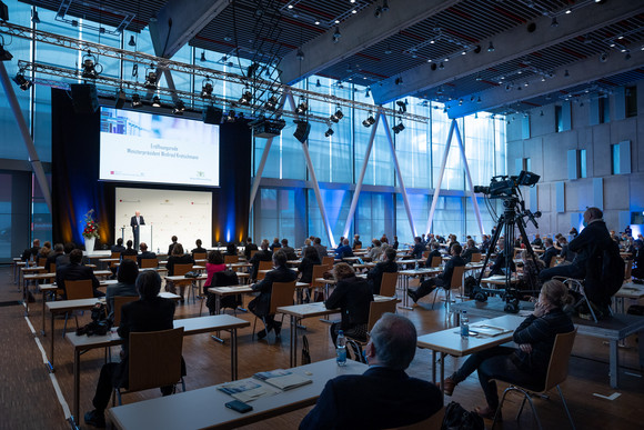 Ministerpräsident Winfried Kretschmann hält eine Rede bei der dritten Jahresveranstaltung des Forums Gesundheitsstandort Baden-Württemberg.