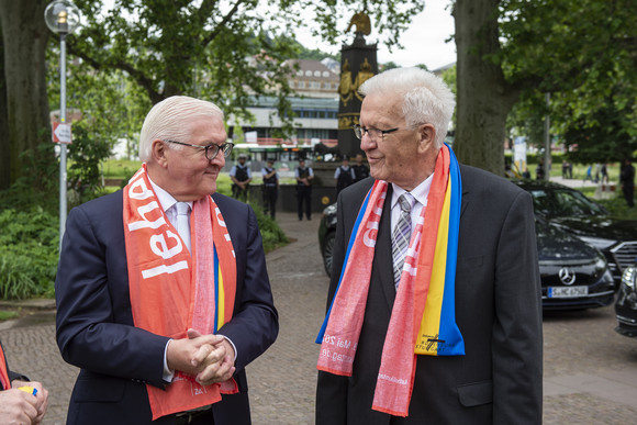 Bundespräsident Frank-Walter Steinmeier (l.) und Ministerpräsident Winfried Kretschmann (r.) im Gespräch.