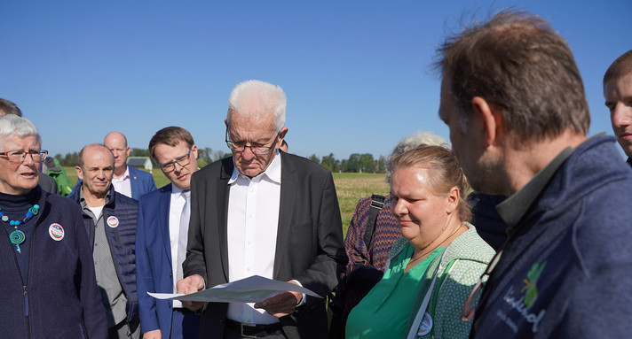 Ministerpräsident Winfried Kretschmann mit Vertretern der benachbarten landwirtschaftlichen Betriebe beim Besuch des Waldhofs am 20. September 2024