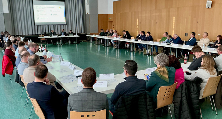 Akteure aus der Lokalpolitik, Verwaltung, Vereinen und Gesellschaft bei der Dialogischen Themensammlung  zum „BusinessPark A8“