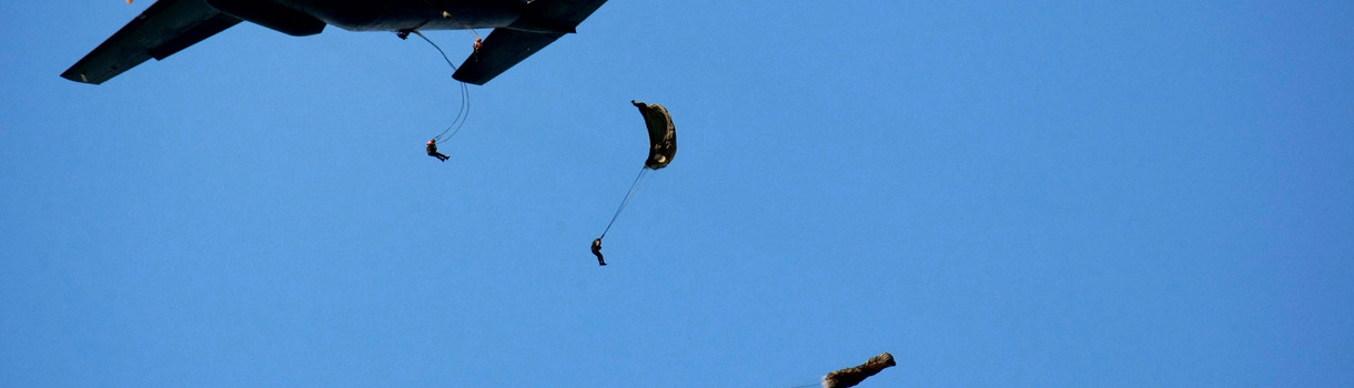 Bundeswehrsoldaten springen mit dem Fallschirm aus einer C-160 Transall.