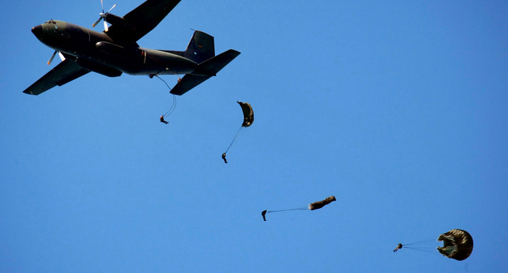 Bundeswehrsoldaten springen mit dem Fallschirm aus einer C-160 Transall.