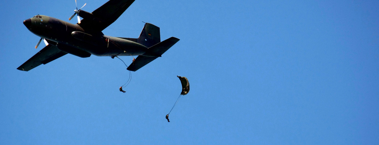 Bundeswehrsoldaten springen mit dem Fallschirm aus einer C-160 Transall.