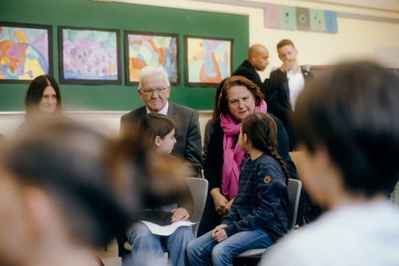 Ministerpräsident Winfried Kretschmann und Kultusministerin Theresa Schopper beim Austausch zu Bildungsreformen an der Pragschule Stuttgart 