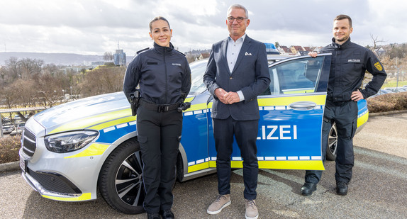 Minister Thoma Strobl (Mitte) mit zwei Polizisen, welche die neue Polizeiuniform tragen.