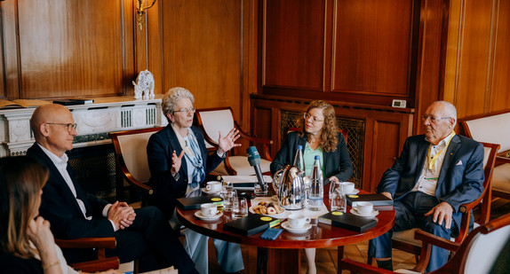 Pressegespräch mit Staatsrätin Barbara Bosch (Mitte)