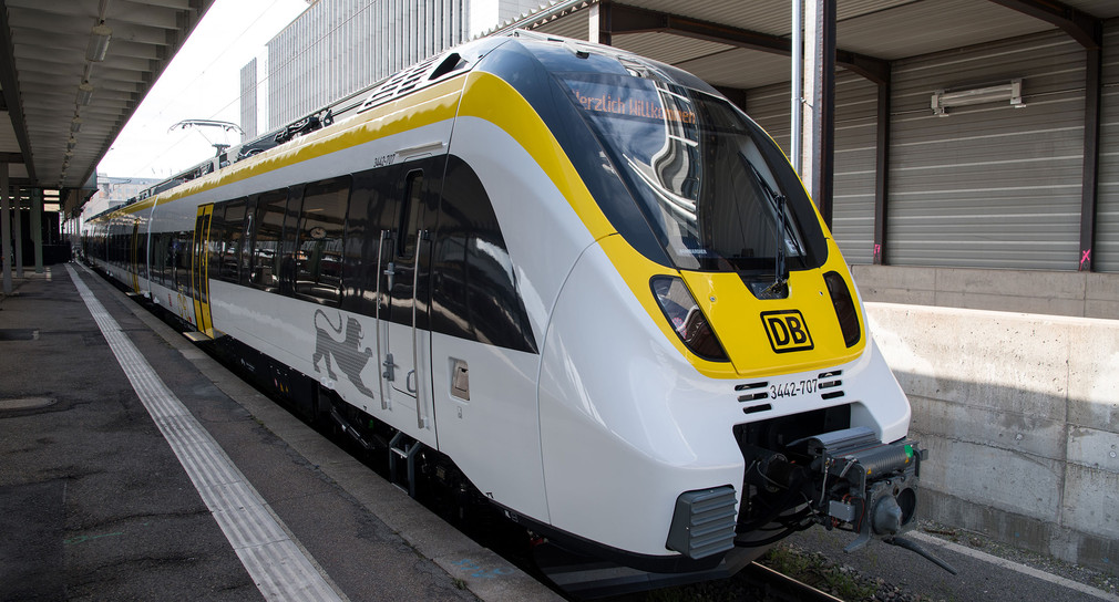 Ein Zug im Design der neuen Dachmarke für den Schienennahverkehr in Baden-Württemberg (Foto: © dpa)