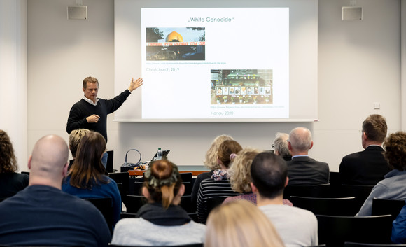 Workshop-Teilnmehmer sprechen bei der Demokratiekonferenz 2023.