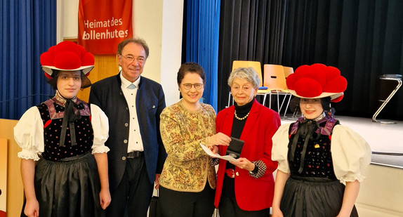 Bürgermeister der Gemeinde Gutach Siegfried Eckert (zweiter von links), Ministerin Marion Gentges (Mitte) und Maria-Magdalena Dickreiter (Zweite von rechts), eingerahmt von zwei Trachtenträgerinnen.