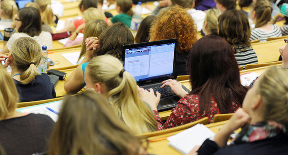 Studierende verfolgen eine Vorlesung im Hörsaal. (Bild: © dpa)