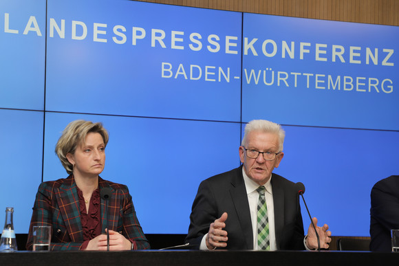 Ministerpräsident Winfried Kretschmann (r.) und Wirtschaftsministerin Dr. Nicole Hoffmeister-Kraut (l.) bei der Regierungspressekonferenz (Bild: Staatsministerium Baden-Württemberg)