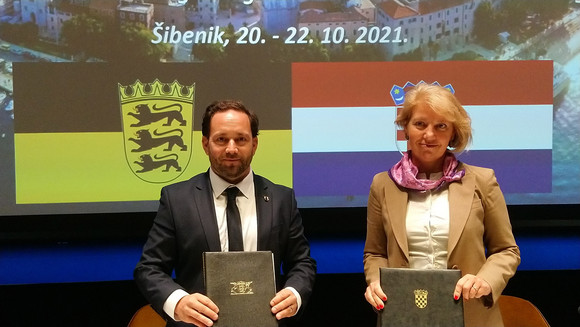 Staatsekretär Florian Hassler (l.) und die Staatssekretärin im Außenministerium der Republik Kroatien, Andreja Metelko-Zgombić (r.) bei der Sitzung der elften Sitzung der Gemischten Regierungskommission zwischen Baden-Württemberg und Kroatien in Šibenik/Kroatien