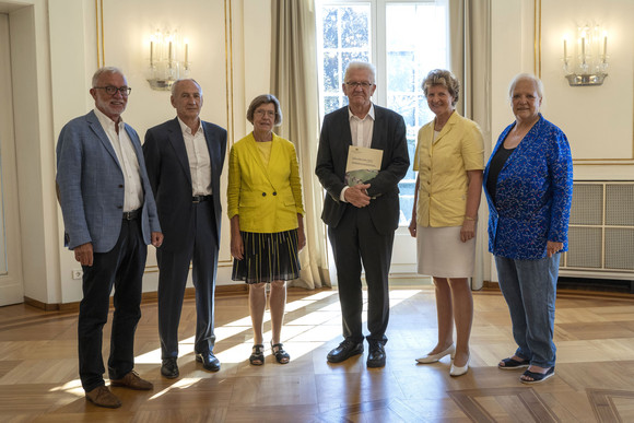 von links nach rechts: Claus Munkwitz, Bernhard Bauer, Gerda Stuchlik, Ministerpräsident Winfried Kretschmann, Dr. Gisela Meister-Scheufelen und Prof. Dr. Gisela Färber