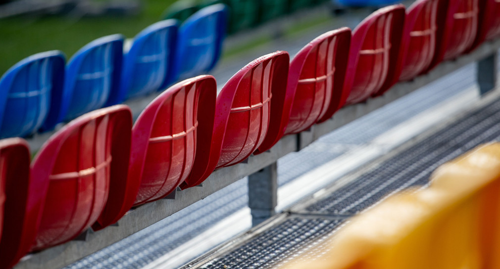 Leere Sitzplätze in einem Sportstadium.