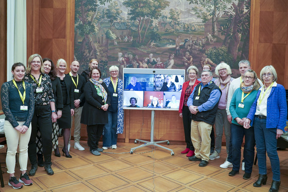 Staatsrätin Barbara Bosch (Siebte von rechts) und Kultusministerin Theresa Schopper (Siebte von links) mit dem Bürgerforum