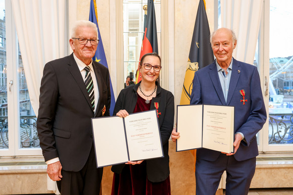 Ministerpräsident Winfried Kretschmann (links), Elke Banabak (Mitte) und Harald Stingele (rechts)