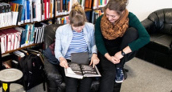 Studentinnen in Bibliothek