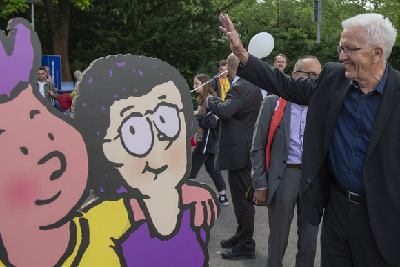 Ministerpräsident Winfried Kretschmann (rechts) beim Gang über die Kirchenmeile