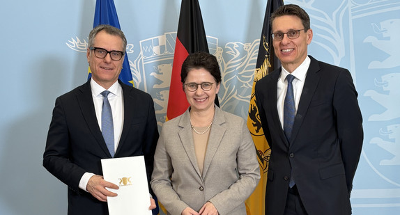 von links nach rechts: Präsident des Landgerichts Tübingen Dr. Andreas Holzwarth, Ministerin Marion Gentges, Präsident des Oberlandesgerichts Stuttgart Dr. Andreas Singer