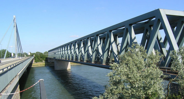 Bestehende Rheinbrücken für den Straßen- und Schienenverkehr zwischen Karlsruhe und Wörth (Bild: Ikar.us/Wikimedia Commons CC BY 2.0).