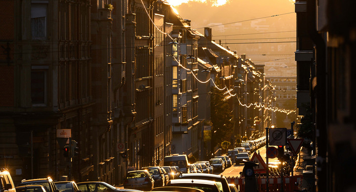 Baden-Württemberg, Stuttgart: Die Morgensonne scheint durch eine Straße. (Bild: picture alliance/Sebastian Gollnow/dpa)