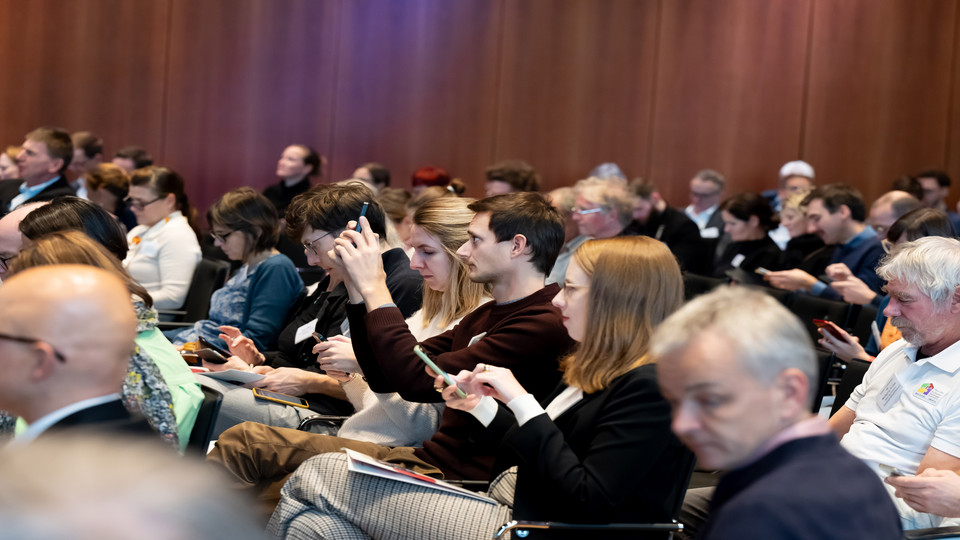 Publikum bei der Demokratiekonferenz