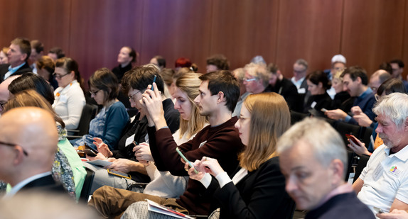 Publikum bei der Demokratiekonferenz