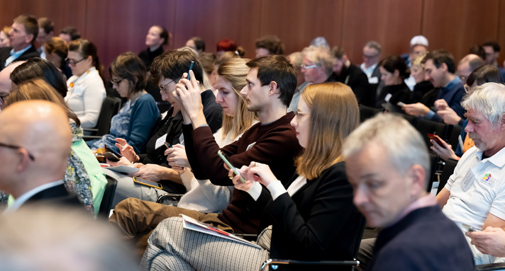 Publikum bei der Demokratiekonferenz