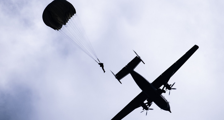 Ein Soldat des Kommando Spezialkräfte der Bundeswehr (KSK) springt bei einer Sprungübung aus einem M-28 Skytruck der Luftwaffe.