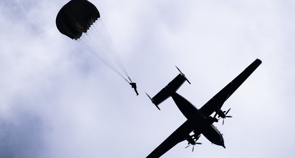 Ein Soldat des Kommando Spezialkräfte der Bundeswehr (KSK) springt bei einer Sprungübung aus einem M-28 Skytruck der Luftwaffe.