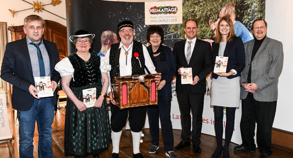 v.l.n.r.: Gregor Swierczyna (Kulturamtsleiter der Stadt Waldkirch), ein Trachtenpaar, Staatsrätin Gisela Erler, der Waldkircher Oberbürgermeister Roman Götzmann, Anna Scholand (Leiterin der Geschäftsstelle Heimattage Baden-Württemberg 2018 in Waldkirch) und Erich Birkle (Vorsitzender des Landesausschusses für Heimatpflege) (© Foto: Stadt Waldkirch)