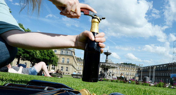Eine Bierflasche wird auf dem Stuttgarter Schlossplatz geöffnet. (Foto: © dpa)