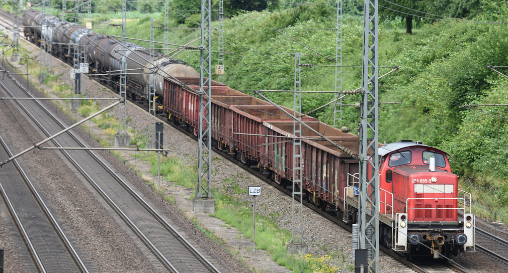 Güterzug fährt auf Rheintalbahn (Bild: © dpa)